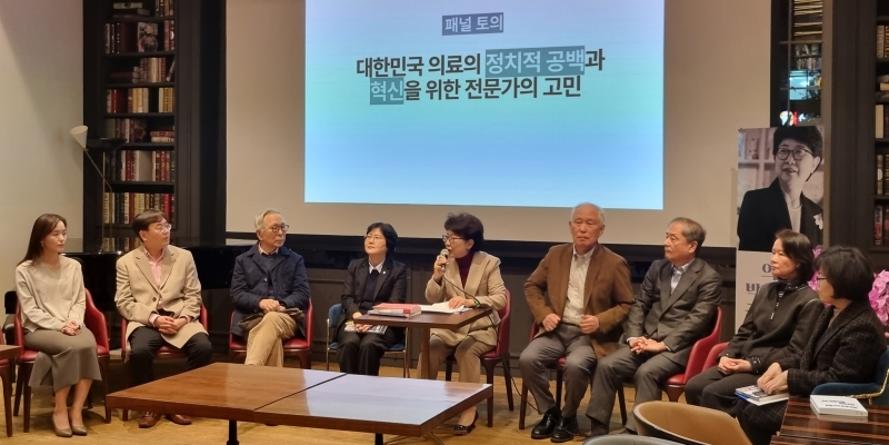(왼쪽부터) 이주영 교수, 한민석 대표원장, 이성낙 명예총장, 이미정 교수, 박인숙 전 의원, 이무상 명예교수, 안덕선 명예교수, 최혜영 교수, 김명선 원장